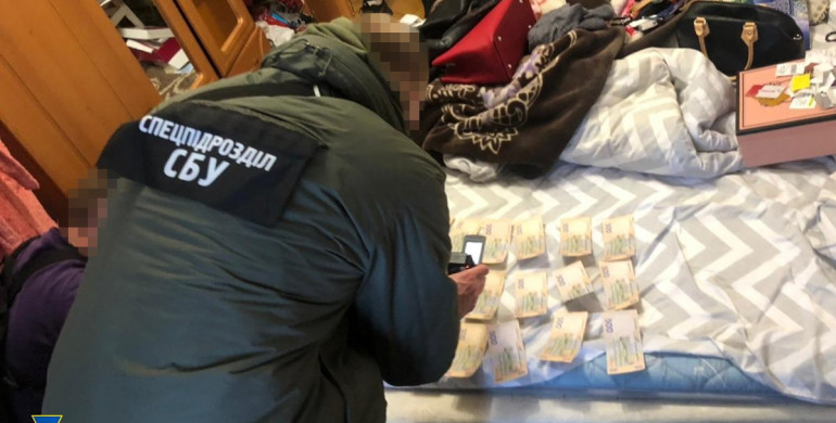 «Бурштин, підроблені євро та документи»: СБУ на Рівненщині викрила банду фальшивомонетників (ФОТО)
